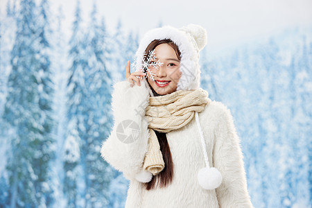 手拿雪花片的可爱冬季女孩高清图片