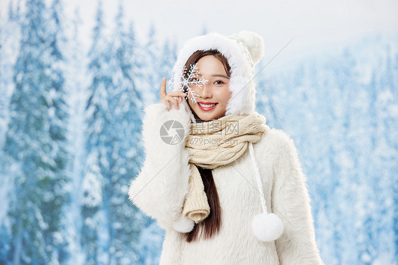 手拿雪花片的可爱冬季女孩图片