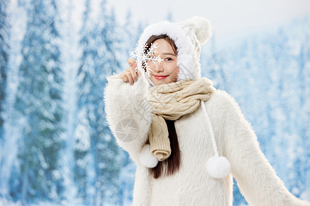 手拿雪花片的可爱冬季女孩背景图片