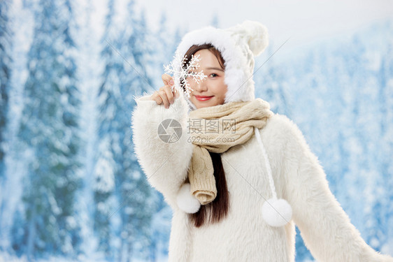 手拿雪花片的可爱冬季女孩图片