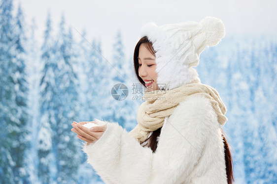 寒冷冬季女性双手捧雪花图片