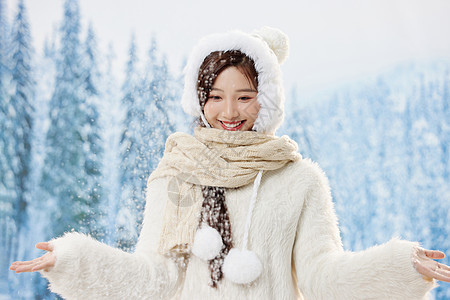 雪地里的青年女性感受冬天背景图片