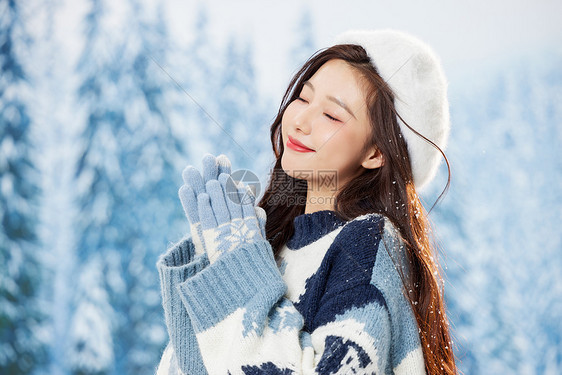 冬日雪中氛围感青年女性图片