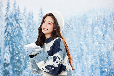 创意妆面甜美冬日女性享受雪景背景