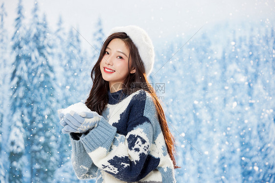 甜美冬日女性享受雪景图片