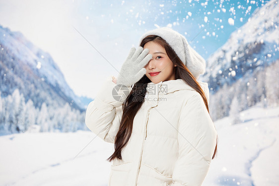 冬天享受雪景的甜美女孩图片