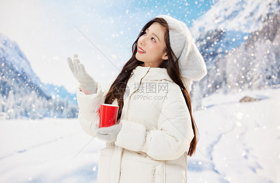 冬日女孩手捧红色马克杯形象图片
