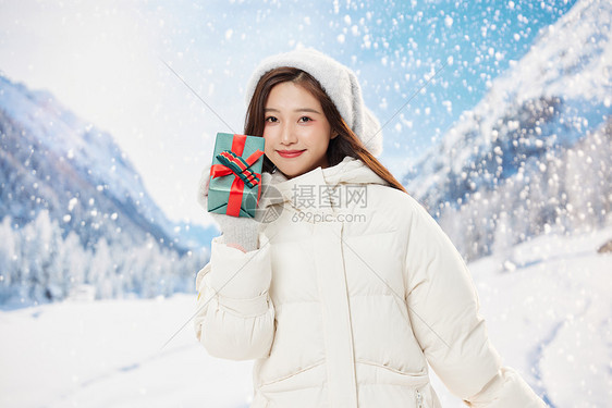 可爱冬季女孩手拿圣诞礼盒图片