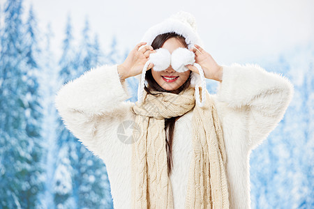 寒冬雪地可爱美女形象图片