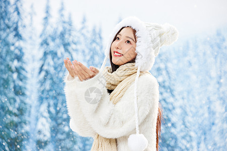 雪地里的可爱女性感受冬天背景图片