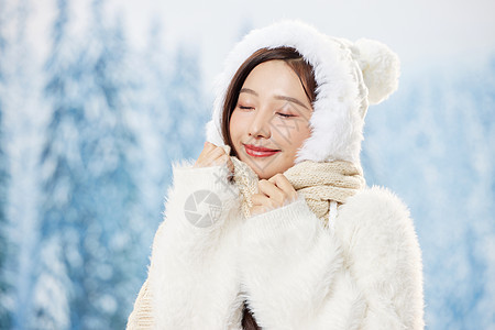 寒冬雪地青年美女形象图片