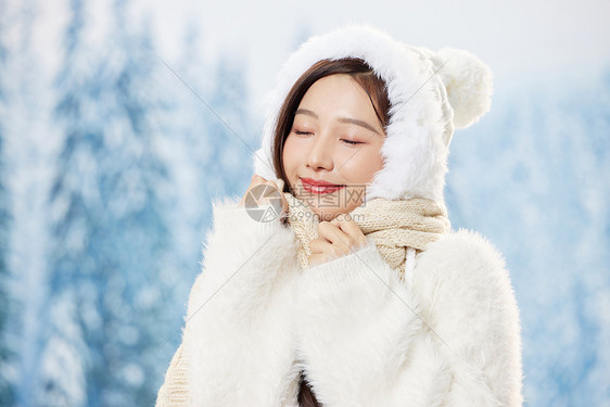 寒冬雪地青年美女形象图片