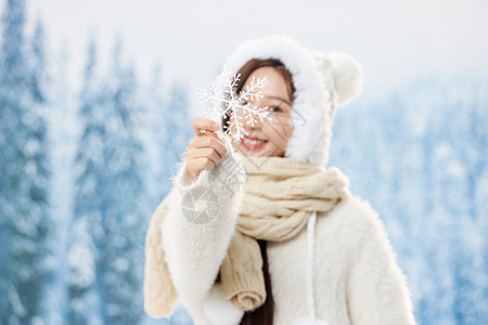 手拿雪花片的可爱冬季女孩图片