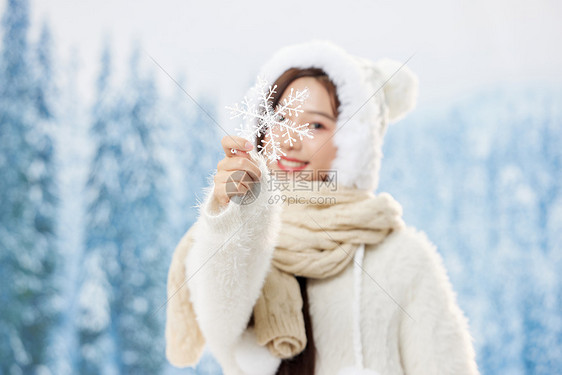 手拿雪花片的可爱冬季女孩图片