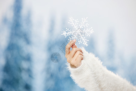 冬日氛围感少女手拿雪花特写图片