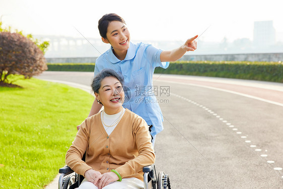 女护工户外照顾轮椅老人图片