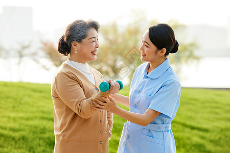 运动医生户外青年女护工指导老人康复背景