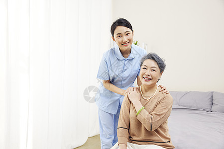 看手机女年轻女护工关爱老人形象背景