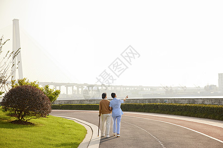 重阳节手绘年轻女护工陪伴老人公园散步背影背景