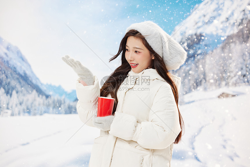 冬日甜美女孩手捧红色马克杯图片