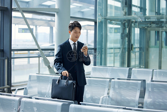 商务男性在机场使用手机图片