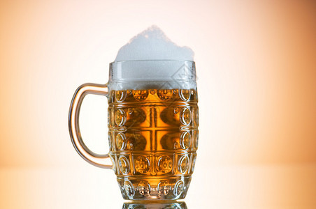 彩色渐变背景下的啤酒杯图片