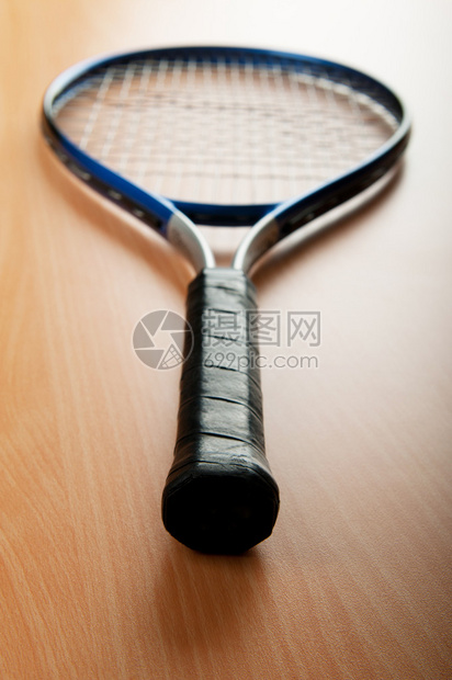 与球和拍的网球概念图片