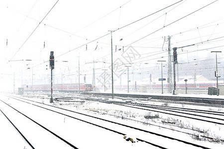 冬季火车上骑着大雪图片