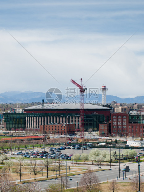 丹佛掘金如何通过约基奇的高位策应构建进攻体系