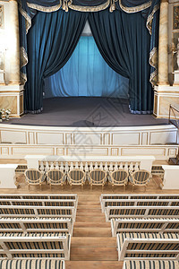 在皇家公园Lazienki的剧院斯坦尼斯瓦夫国王的座位奥古斯特波图片