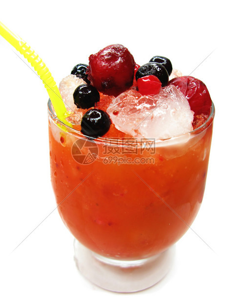 带有浆果和冰块的红色水果潘趣鸡尾酒饮料图片