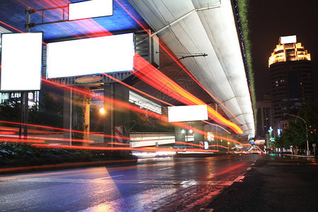 城市夜间交通视图专注于道路图片