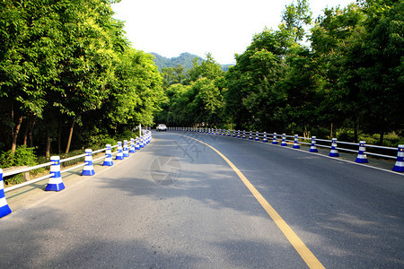 城市夜间交通视图专注于道路图片