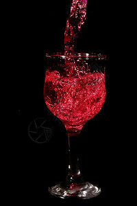 红葡萄酒杯装满酒图片