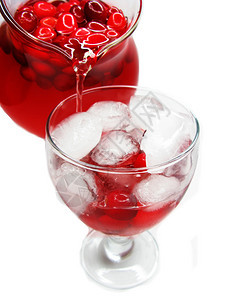 用冰和樱桃倒水果鸡尾酒潘趣酒图片
