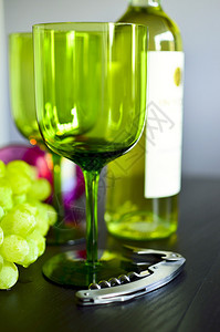 白葡萄酒玻璃瓶子和葡萄图片