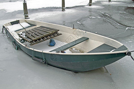 冰中划船图片