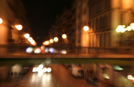 在法国马赛尔的夜间交通中进行长图片