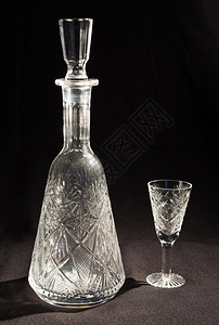 黑色背景上的水晶酒瓶和玻璃图片