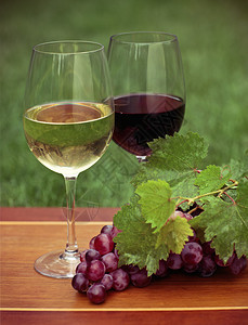 一杯白葡萄酒和红葡萄酒和绿叶葡萄图片
