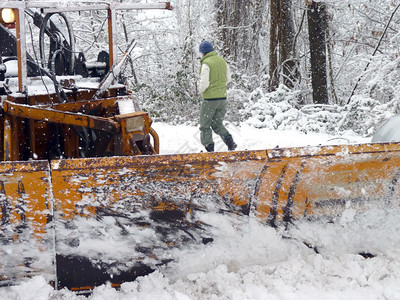 冬季大雪期间扫雪机开辟的道路图片