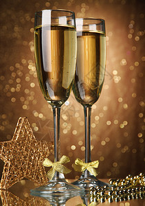 两杯香槟在明亮的背景图片