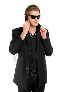 身戴太阳眼镜的年轻人穿着黑色衣服图片
