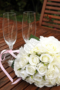 婚嫁白玫瑰花束和两杯香槟杯背景图片