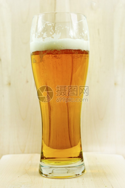 一杯新鲜轻啤酒的垂直图片
