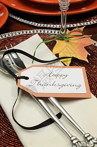 感恩节晚宴桌位设置与银器附着的感恩节快乐标签挂在银器上图片