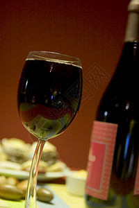 圣诞餐桌上玻璃杯中的红酒饮料图片
