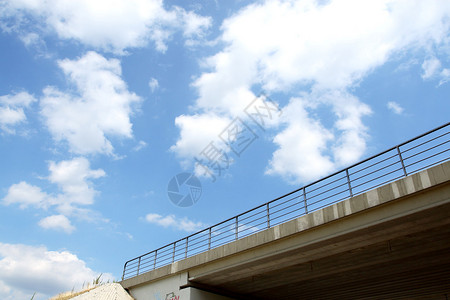 城市高速公路高架桥侧视图图片