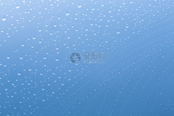 浸渍滴雨水对玻璃盘的纳米效应Nanoversiegelung浸渍与蓝色背景运行在工作室中创建图片