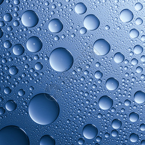 浸渍滴雨水对玻璃盘的纳米效应Nanoversiegelung浸渍与蓝色背景运行在工作室中创建图片